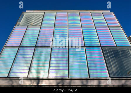 Peabody Gehäuse an Silvertown, von Niall McLaughlin, das diachroic Verglasung, die Farbe ändert sich auf die Stimmung der Licht, London, Vereinigtes Königreich, Stockfoto