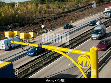 Durchschnittliche Geschwindigkeit Kameras auf Baustellen während der M25 Erweiterung Regelung in der Nähe der Ausfahrt 28 der Autobahn, Essex, Großbritannien Stockfoto