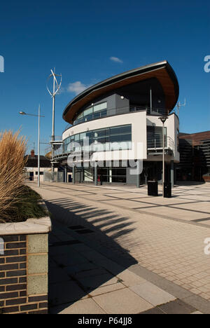 Wisbech Bootshaus mit vertikaler Achse wind turbine (VAWT), Teil der Nene Waterfront Regeneration in Wisbech, Cambridgeshire, Großbritannien Stockfoto