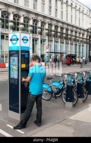 Barclays gesponsert Fahrradverleih, einem öffentlichen Fahrrad Kostenteilung einrichten zu fördern Radfahren in London, Großbritannien Stockfoto