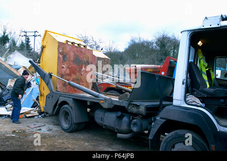 Überspringen entladen von Lkw bei Dump, Ipswich, Suffolk, Großbritannien Stockfoto