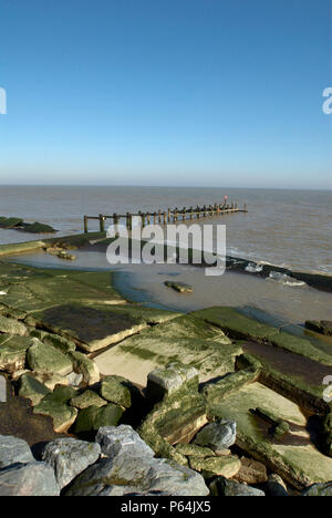Alte Pier und Felsen in der Nähe von Sea, Großbritannien Stockfoto