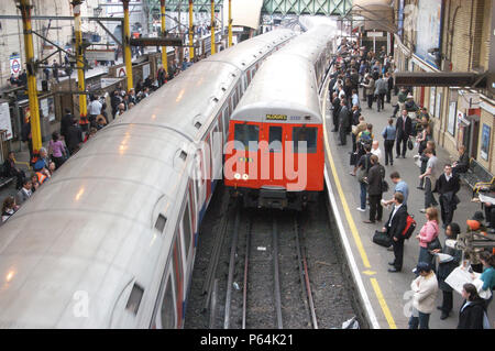 Die U-Bahn am Bahnhof Farringdon Stockfoto