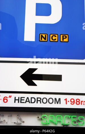 NCP Zeichen geben Informationen über den Zugang zum Parkplatz Stockfoto