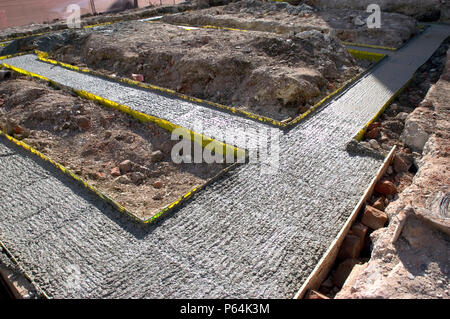 Grundlage für den Hausbau. Graben verstärkt mit Stahl und Beton Abstandhalter aus Kunststoff. Stockfoto