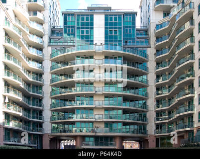 St George Wharf. Neue gemischte Nutzung Entwicklung mit Wohn-, Hotel, Büros, Restaurants und ein Fitnesscenter. Vauxhall Cross, London, Vereinigtes Königreich. Stockfoto