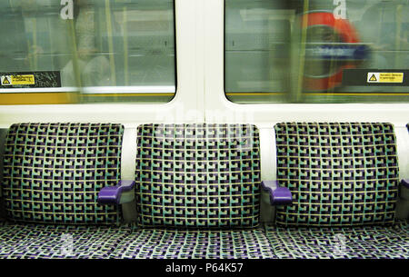 Die Londoner U-Bahn Wagen Sitzbereich Stockfoto