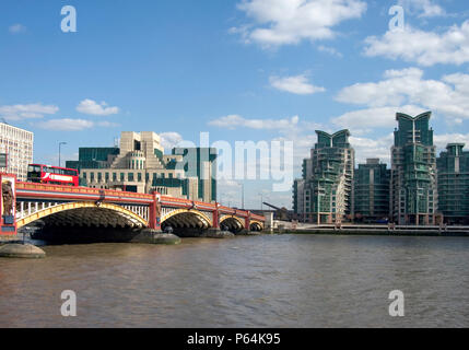 St George Wharf und des MI6 Vauxhall Cross Gebäude auf der Themse South Bank. Neue gemischte Nutzung Entwicklung mit Wohn-, Hotel, Büros, re Stockfoto