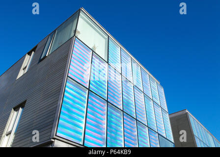 Peabody Gehäuse an Silvertown, von Niall McLaughlin, das diachroic Verglasung, die Farbe ändert sich auf die Stimmung der Licht, London, Vereinigtes Königreich, Stockfoto