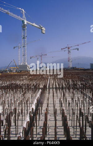 Turmdrehkrane über Baustelle Stockfoto