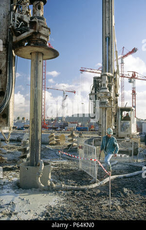 Bohrpfähle mit gepumpt Bentonit Unterstützung im Stade de France Website installiert wird, Norden von Paris. Stockfoto