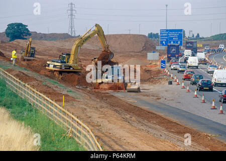 Caterpillar 330B Kettenbagger arbeiten an zubringers Link von stark befahrenen Autobahn M42 Ausfahrt 9 auf die M6 Autobahn. Stockfoto