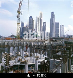 Singapur Art Center Keller. Betonieren Spalten. Stadt Sky Line. Stockfoto
