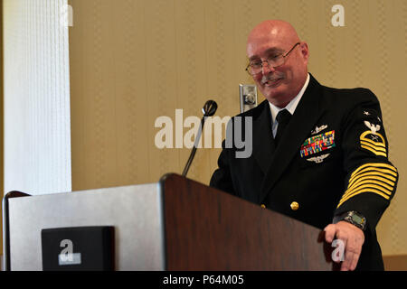 NORFOLK, Virginia (Apr. 8, 2016) --Master Chief's Schiff Kommandant Kenneth Carter, zugeordnet zu den Pre-Commissioning Unit Gerald R. Ford (CVN 78), gibt seine abschließenden Bemerkungen während seiner Rente mit Vista Point Konferenzzentrum an der Naval Station Norfolk. Carter zog sich nach 30 Jahren im Dienst der Marine, ursprünglich Berichterstattung zur Weiterbildung Befehl rekrutieren in Orlando, Florida, 1986. (U.S. Marine Foto von Mass Communication Specialist Seaman Apprentice Gitte Schirrmacher/Freigegeben) Stockfoto