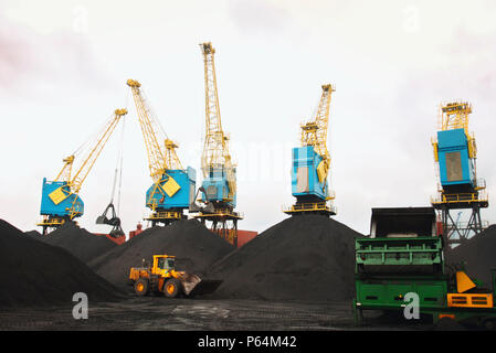 Kran Entladen von Kohle aus einem containerschiff am Anlegesteg in einem Hafen Newport, South Wales, Großbritannien Stockfoto