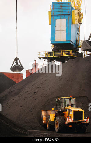 Mechanische Bagger Radlader Caterpillar Cat 972 g bei einer Kohle Wharf am Anlegesteg in einem Hafen Newport, South Wales, Großbritannien Stockfoto