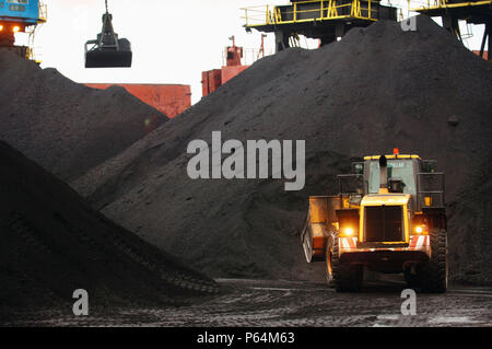 Mechanische Bagger Radlader Caterpillar Cat 972 g bei einer Kohle Wharf am Anlegesteg in einem Hafen Newport, South Wales, Großbritannien Stockfoto