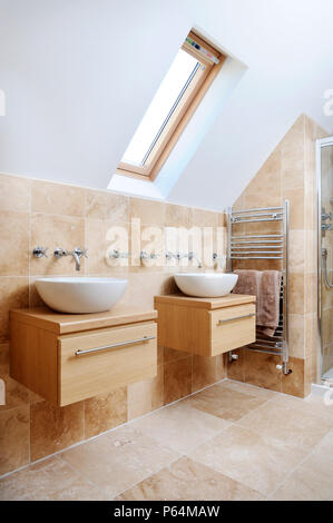 Ein modernes Bad mit zwei Waschbecken Stockfoto, Bild: 234439095 - Alamy