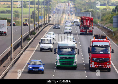 Der Verkehr auf der Autobahn M5 Richtung Norden, Gloucestershire, Großbritannien Stockfoto