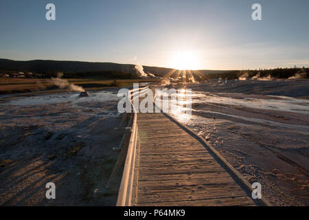 Sonnenuntergang über der Promenade an der Old Faithful Geyser Basin im Yellowstone National Park in Wyoming United States Stockfoto