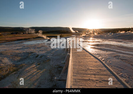 Sonnenuntergang über der Promenade an der Old Faithful Geyser Basin im Yellowstone National Park in Wyoming United States Stockfoto