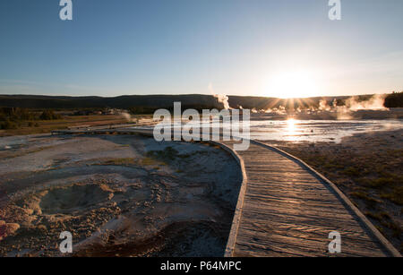 Sonnenuntergang über der Promenade an der Old Faithful Geyser Basin im Yellowstone National Park in Wyoming United States Stockfoto