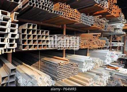 Stahl channeling auf Verkauf zu einem Bau Produkte vermarkten, östlichen Beijing, China Stockfoto
