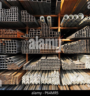 Stahl channeling auf Verkauf zu einem Bau Produkte vermarkten, östlichen Beijing, China Stockfoto
