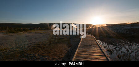 Sonnenuntergang über der Promenade an der Old Faithful Geyser Basin im Yellowstone National Park in Wyoming United States Stockfoto