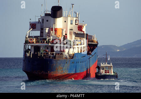 Griechischen Handelsschiff aus Korinth (Korinthos Kanal), Griechenland Stockfoto