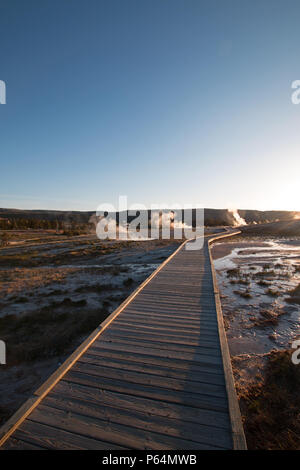 Sonnenuntergang über der Promenade an der Old Faithful Geyser Basin im Yellowstone National Park in Wyoming United States Stockfoto