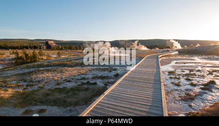 Sonnenuntergang über der Promenade an der Old Faithful Geyser Basin im Yellowstone National Park in Wyoming United States Stockfoto