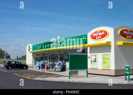 BP-Tankstelle am Norton Stöcke Dienstleistungen, M6 Toll Road, UK Stockfoto