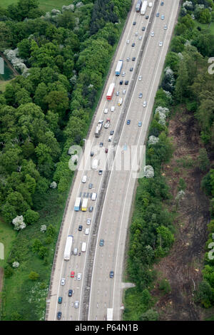 Luftaufnahme östlich von M25, Verkehr in Broxbourne, Großbritannien Stockfoto
