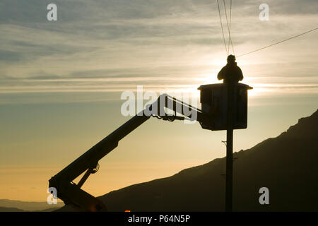 Ein BT-Arbeiter Fixs Telefonleitungen Stockfoto