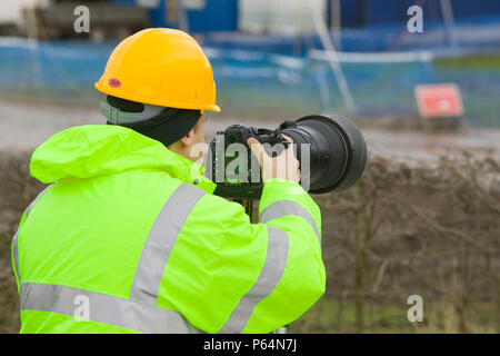 Ein Fotograf an der Jungfrau train Crash site an grayrigg in der Nähe von Kendal Cumbria GROSSBRITANNIEN Stockfoto