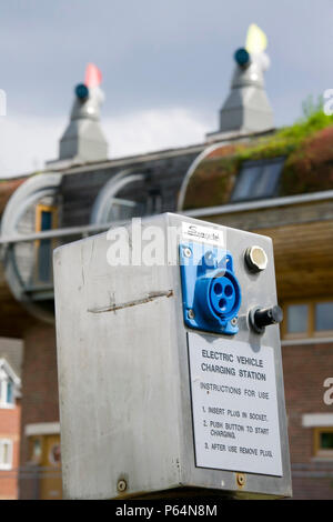 Ein Elektroauto Aufladepunkt an Bedzed der größte britische Eco Village Beddington London UK Stockfoto