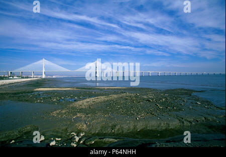 Vasco-da-Gama-Brücke (Portugiesisch: Ponte Vasco da Gama) ist eine Schrägseilbrücke flankiert von Viadukte und Straßen, die sich über den Fluss Tejo in der Nähe von Lissabon, Stockfoto