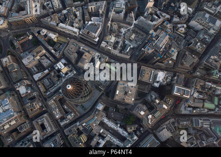 Luftaufnahme der Stadt London in der Abenddämmerung. 30 St Mary Axe, Lloyd's Building, Leadenhall Street Stockfoto