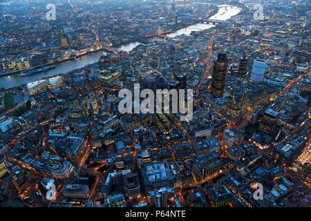 Luftaufnahme der Stadt London über die Themse, London bei Nacht Stockfoto
