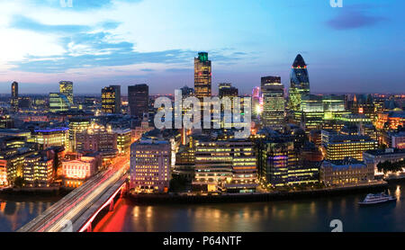 Hohes Ansehen der Stadt London skyscraper Cluster in der Nacht mit dramatischen Himmel. Stockfoto