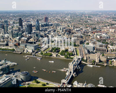 Luftbild von der Tower Bridge & City of London, London, Großbritannien Stockfoto