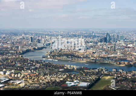 Luftaufnahme von London, die Themse und die Tower Bridge in der Mitte der Abstand Stockfoto