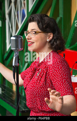 Ein Sänger unterhaltsam Passagiere auf der Plattform von Alton Station während der 'Krieg gegen den Fall der Linie ' 2018 auf dem Mid Hants Railway Watercress Line UK Stockfoto