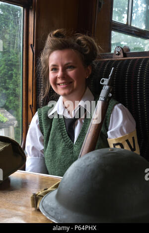 Junge Dame gekleidet, wie ein Land Verteidigung freiwillig auf ein dampfzug während der 'Krieg gegen den Fall der Linie ' 2018 auf dem Mid Hants Railway Watercress Line Stockfoto