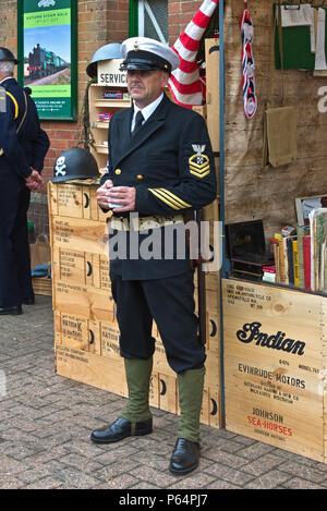 Uns Service Personal an das Schiff Service Store an der 'Krieg gegen den Fall der Linie ' 2018 Alresford Station auf dem Mid Hants Railway Watercress Line Stockfoto