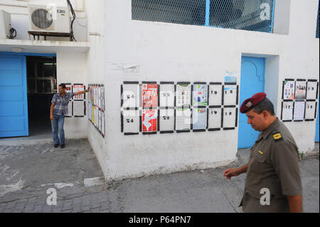 Oktober 17, 2014 - Tunis, Tunesien: Dutzende von Plakaten auf dedizierten Wände durch Tunesien erscheinen als die Nordafrikanischen Nation bereitet eine Reihe von Parlaments- und Präsidentschaftswahlen zu halten. Die erste Abstimmung, Setzen am 26. Oktober, wird als ein wichtiger Schritt für die fragilen Übergang des Landes zur Demokratie gesehen. Electorales Affiches pour les differents partis en Wettbewerb les Legislativvorschlägen de 2014 sur les murs de Tunis.*** FRANKREICH/KEINE VERKÄUFE IN DEN FRANZÖSISCHEN MEDIEN *** Gießen Stockfoto