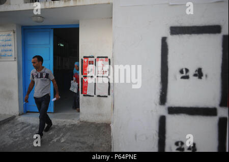 Oktober 17, 2014 - Tunis, Tunesien: Dutzende von Plakaten auf dedizierten Wände durch Tunesien erscheinen als die Nordafrikanischen Nation bereitet eine Reihe von Parlaments- und Präsidentschaftswahlen zu halten. Die erste Abstimmung, Setzen am 26. Oktober, wird als ein wichtiger Schritt für die fragilen Übergang des Landes zur Demokratie gesehen. Electorales Affiches pour les differents partis en Wettbewerb les Legislativvorschlägen de 2014 sur les murs de Tunis.*** FRANKREICH/KEINE VERKÄUFE IN DEN FRANZÖSISCHEN MEDIEN *** Gießen Stockfoto