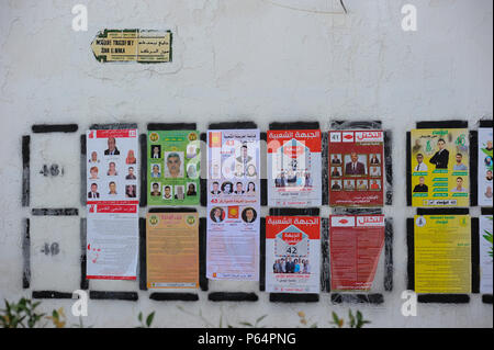 Oktober 17, 2014 - Tunis, Tunesien: Dutzende von Plakaten auf dedizierten Wände durch Tunesien erscheinen als die Nordafrikanischen Nation bereitet eine Reihe von Parlaments- und Präsidentschaftswahlen zu halten. Die erste Abstimmung, Setzen am 26. Oktober, wird als ein wichtiger Schritt für die fragilen Übergang des Landes zur Demokratie gesehen. Electorales Affiches pour les differents partis en Wettbewerb les Legislativvorschlägen de 2014 sur les murs de Tunis.*** FRANKREICH/KEINE VERKÄUFE IN DEN FRANZÖSISCHEN MEDIEN *** Gießen Stockfoto