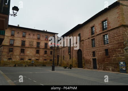 Spektakuläre typische Plaza mit ihren rötlich-hued Gebäude in Najera. Architektur, Reisen, Geschichte. 26. Dezember 2015. Najera. Der Rioja. Spanien. Stockfoto